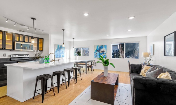 Minor House | 5 Beds Spacious House - Walk to Seattle University