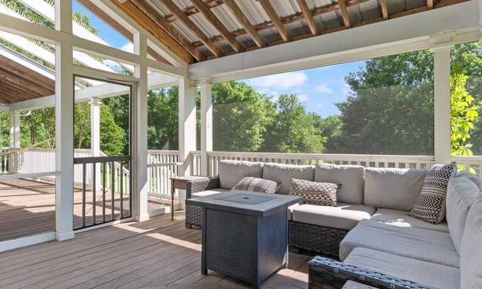 Thompson's Station House | 5 BR House, Quiet Lot, Sleeps 14! Hammock, Treehouse, Game Room, 35 Min to Nashv