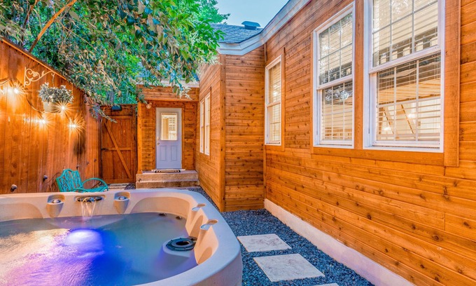 Hancock House | 5 ★ Downtown Group Bungalow - Near UT★