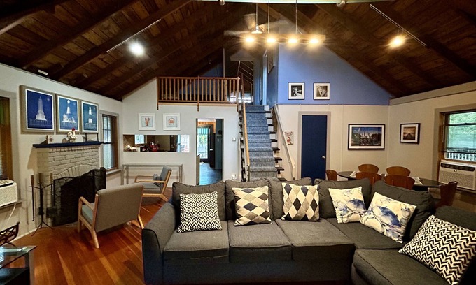 Ocean Beach Cottage | 5 houses from the beach, and 5 minutes from town - Ocean Beach 3-BR hideaway