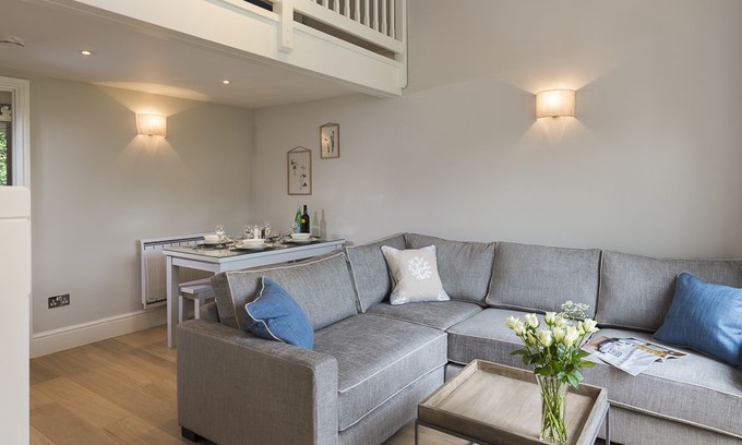 Bugford Cabin | 5 Keeper's Cottage, Hillfield Village, DARTMOUTH