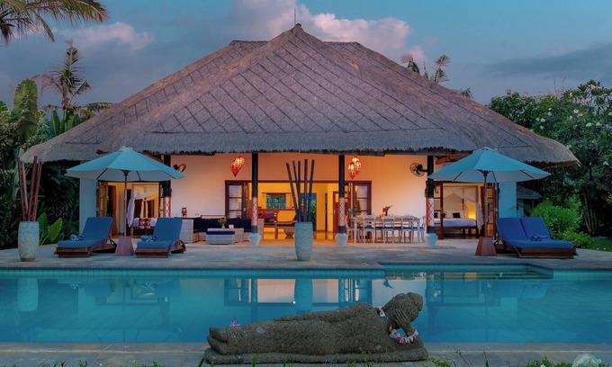 Dencarik Villa | 5 * Lovina Beachfront pool villa Free Dolphin Tour