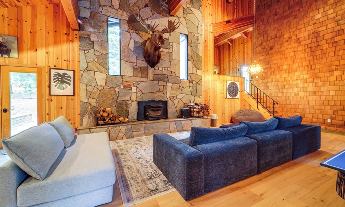 Truckee Cabin | 5 Mi to Donner Lake: Cabin w/Deck + Pool Access!