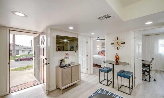 Bakersfield Apartment | ~ 5 Mi to Downtown: Chic Bakersfield Apartment!