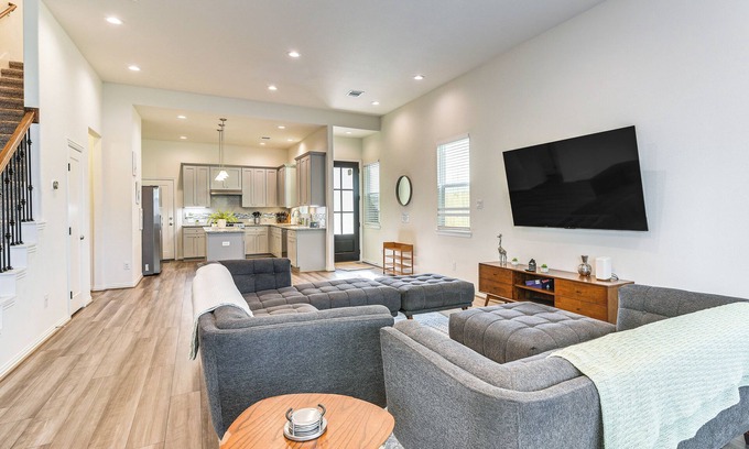 OST - South Union House | 5 Mi to Downtown - Chic Home w/Patio in Houston!