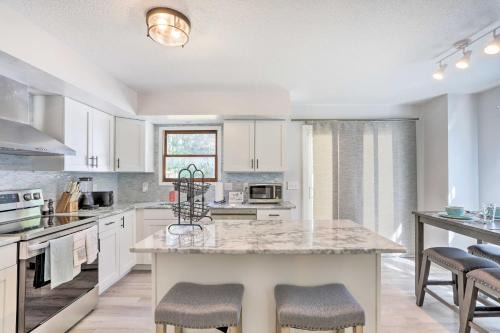 Bedford Apartment | 5 Mi to UT Quiet Toledo Duplex Near Parks!
