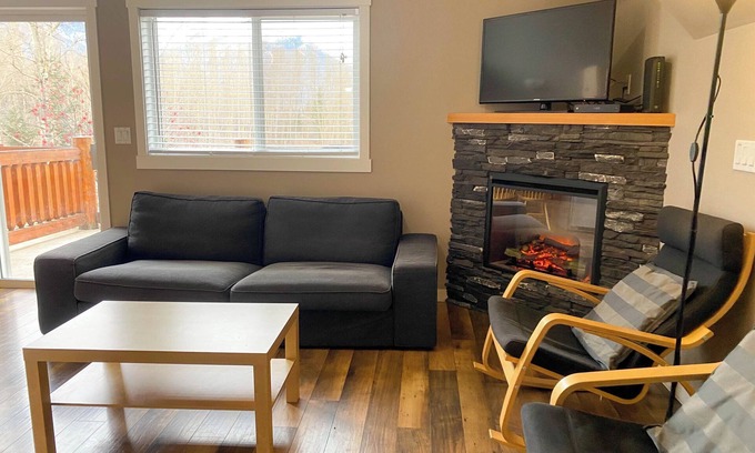 East Kootenay Condo | 5 Min. Drive to the Resort and Fernie.