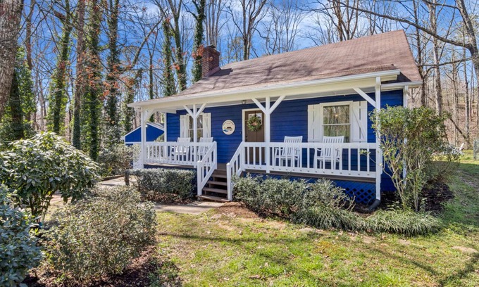 Seneca Cabin | 5 Min From Clemson + Salt Water Hot Tub + Game Room + BAR + 5 King Beds!