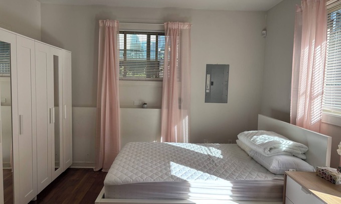 Hollyburn House | 5 min walk to beach- Independent Bedroom with Private Full Bathroom and Entrance