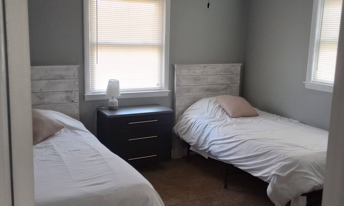 Muncie House | 5 min walk to BSU Campus - Quiet Neighborhood