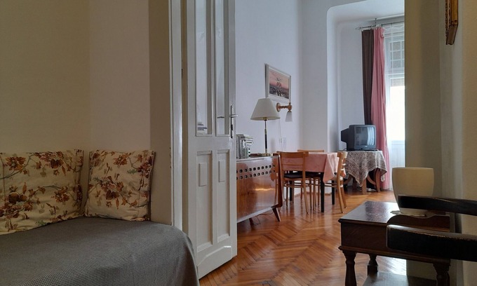 13th District Apartment | 5 min walk to Parliament with Danube river view in a historical palace , AC n