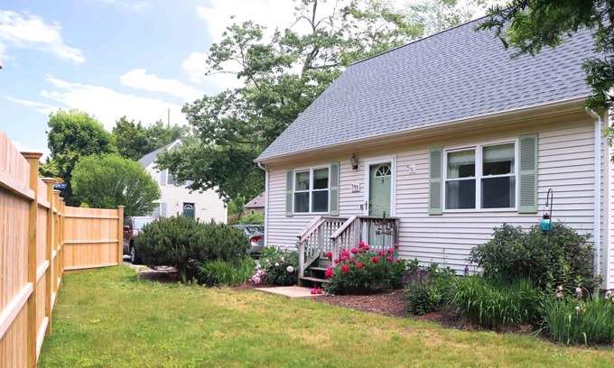 South Kingstown House | 5 Minute drive to beautiful Narragansett Beach, walk to Narrow River