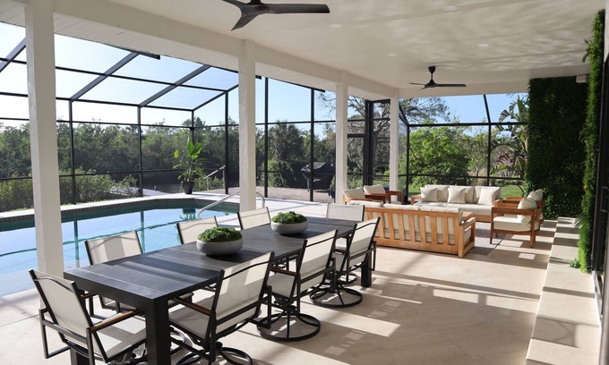 Nokomis House | 5 minutes away from the beach! Luxury Private Villa on the Canal