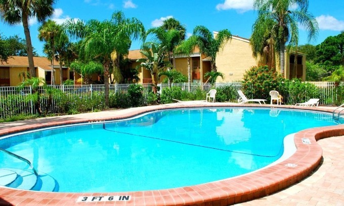 Gulf Gate Estates Condo | 5 minutes drive to nr Siesta Key 1/1 Large condo. The pool heated