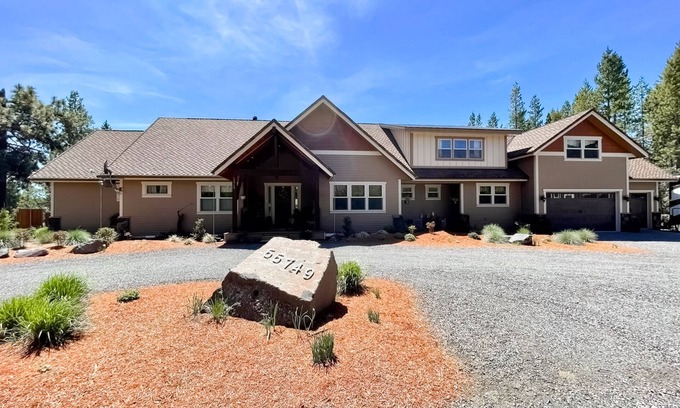 Oregon Water Wonderland House | 5 minutes from Sunriver - On the Deschutes River with 200-feet of frontage