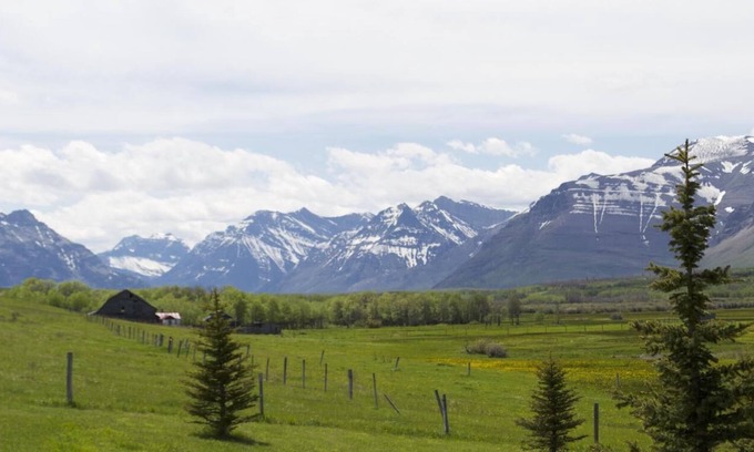 Division No. 3 Villa | 5 minutes from Waterton - sleeps 6 - WCV Unit B