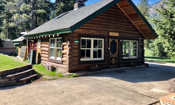 Silver Gate Cabin | 5 minutes from Yellowstone, on Soda Butte Creek, Fishing 40' away