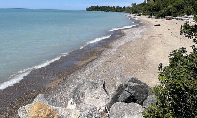 Zurich House | 5 Minutes North of Grand Bend! Bright open space. Golfing nextdoor & wineries!