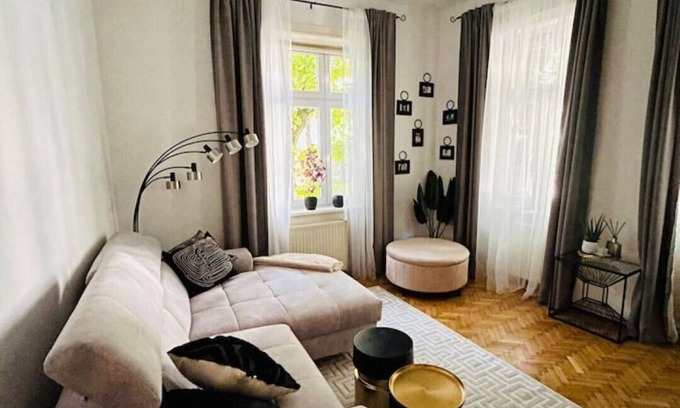Meidling Apartment | 5 minutes Schönbrunn Gloriette, directly to the city center