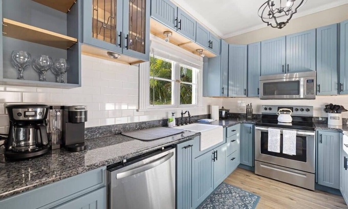 Palm Harbor House | 5 Minutes to Beach ~ Putting Green ~ Pool ~Hot Tub