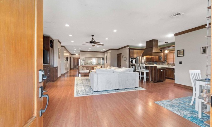 Clarksville House | 5 Minutes to Campbell - Clarksville Craftsman
