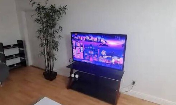 Hollywood Apartment | 5-Minutes to Hard Rock Cafe Guitar! Great Apt Two Bedrooms/Two Baths and Kitchen