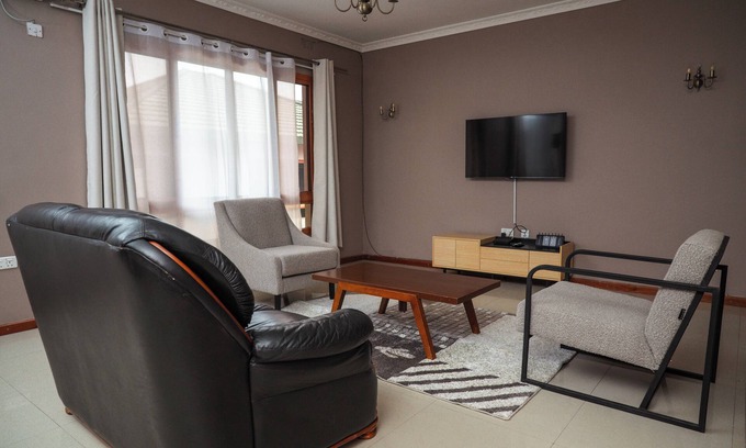 Lusaka House | 5 minutes to Munali Mall! Peaceful bungalow with a pool.