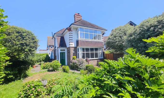 Worthing House | 5 minutes walk to beach located in a quiet neighbourhood