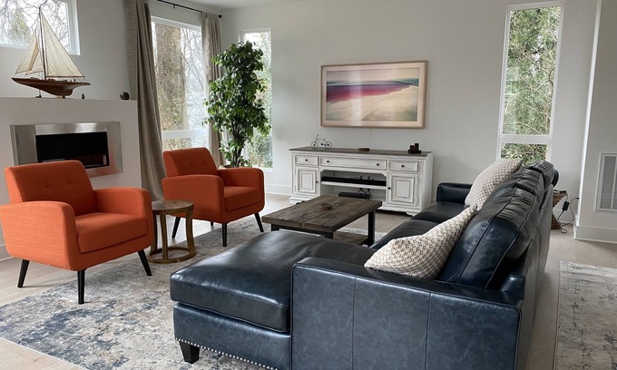 Charlotte House | 5 Queen Bed 4 Full Bath Luxury Home, 1.4 miles to Bank of America Stadium