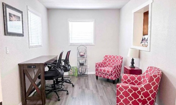 Bearss Plaza House | 5 Rooms Great Location Red Haven Retreat