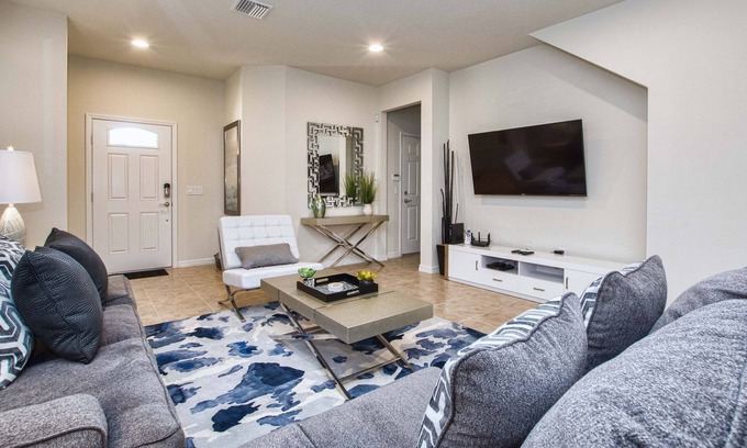Four Corners House | 5 rooms/Windsor at Westside (3715WW)