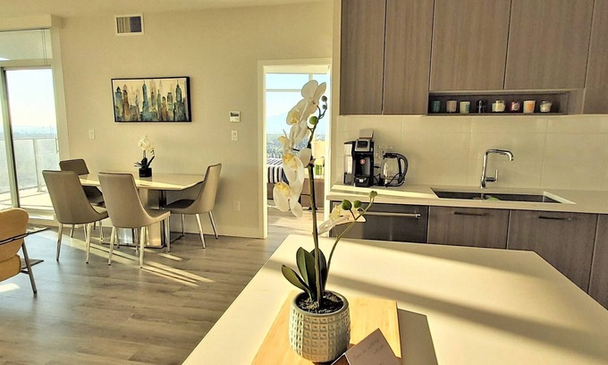 Burnaby Condo | 5 Star Luxury 2 Bed 2 Bath Condo in Brentwood