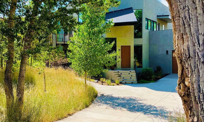 La Veta House | 5 Star Luxury Home Surrounded by Nature