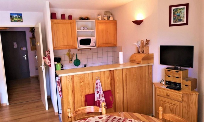 La Joue du Loup Apartment | 50m from resort center, 3rd floor, balcony, tv, ski locker, 25m², La Joue du Loup