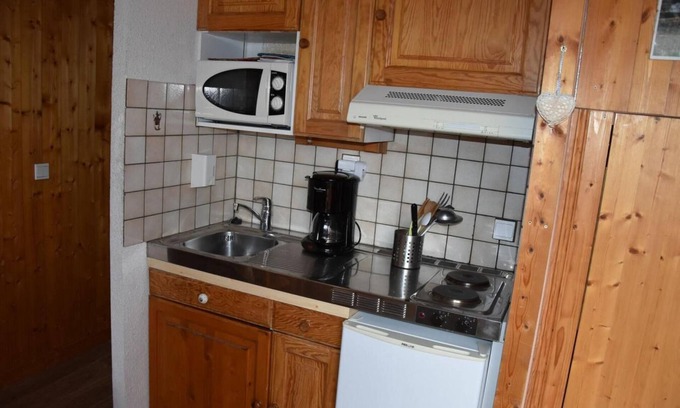 Pralognan-la-Vanoise Apartment | 50m from ski slopes, 5th floor, balcony, tv, ski locker, 19m², Pralognan-la-Vanoise