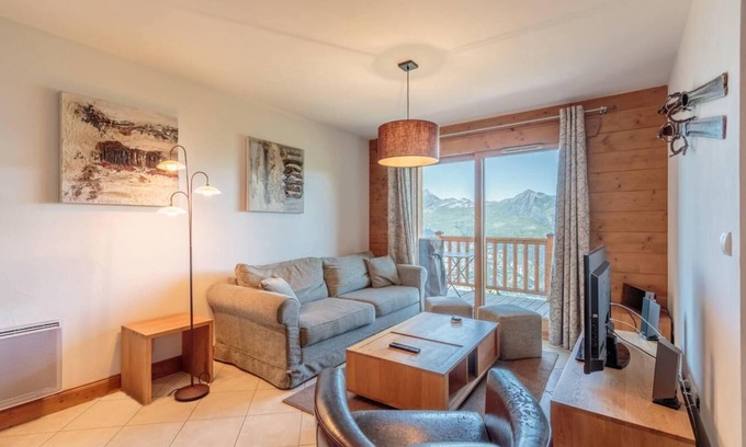 Arc-1800 Apartment | 50m from ski slopes, 3rd floor, view valley, swimming pool, balcony, parking, tv, ski locker, 70m²
