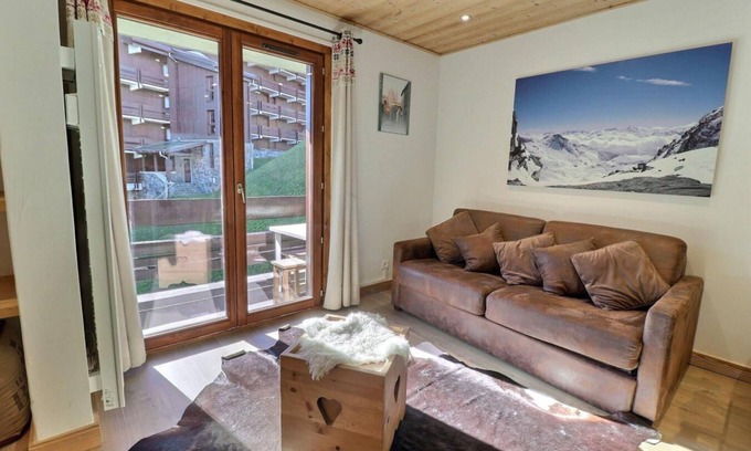Meribel-Mottaret Apartment | 50m from ski slopes, 1st floor, balcony, fireplace or stove, 45m², Méribel-Mottaret