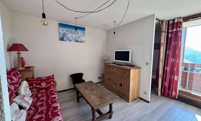 Eclose-Est Apartment | 50m from ski slopes, 1st floor, tv, ski locker, 27m², Alpe d'Huez