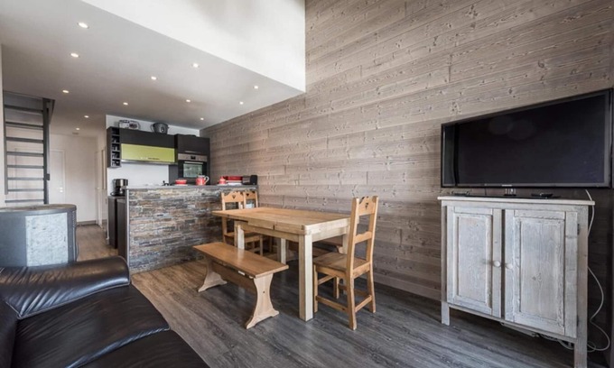 Le Lavachet Apartment | 50m from ski slopes, 4th floor, balcony, tv, ski locker, 75m², Tignes