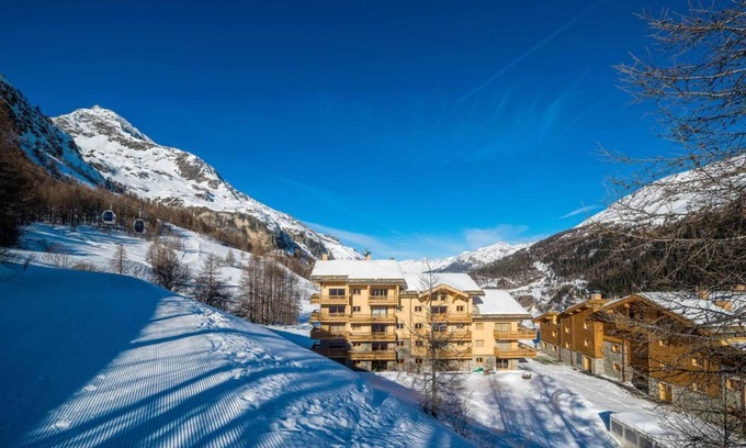 Les Boisses Apartment | 50m from ski slopes, 6th floor, fitness, swimming pool, sauna, hammam, balcony, fireplace or stove