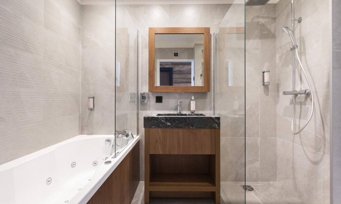 Lanslevillard Apartment | 50m from ski slopes, fitness, swimming pool, sauna, hammam, balcony, tv, ski locker, 45m², Val Cenis