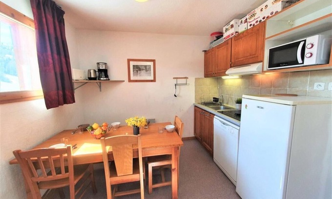 Saint-Etienne-en-Devoluy Apartment | 50m from ski slopes, 5th floor, view mountain, balcony, tv, ski locker, 40m², Superdévoluy