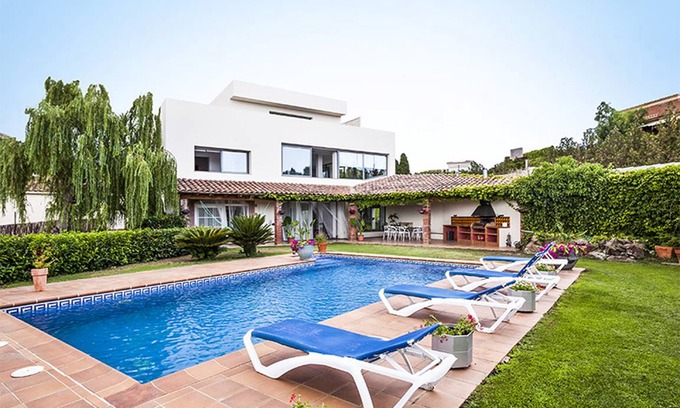 Garriguella Ski Chalet | 512 m² Chalet ∙ 4 bedrooms ∙ 12 guests