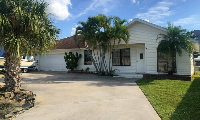 Mid Island House | 5310 Williams Drive - Beach home on canal!