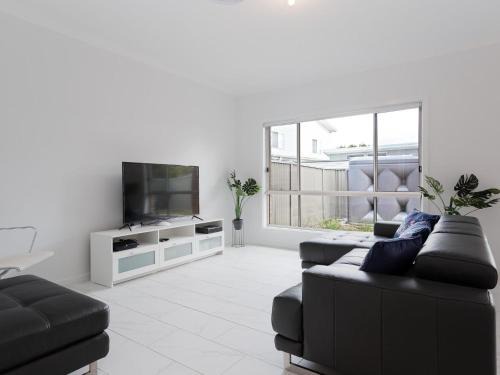 Fingal Bay House | 5b Bent Street large house with ducted air con foxtel and wifi