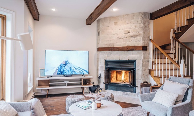 Mont-Tremblant House | 5BD Scani Chic! Mountain View! 6 mins to Skiing!