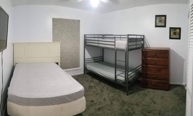 Houston House | 5Bdrm 2.5 Bath 12 Beds, Spacious home!