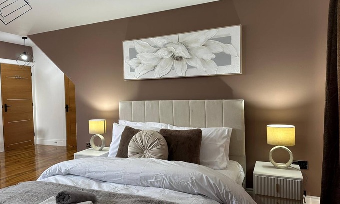Liberton House | 5Bed Detached, Parking, 1 Bus to Airport, Jacuzzi, Sleeps10
