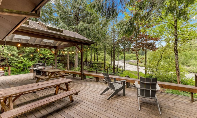 Mount Hood Village House | 5Bedroom 3bathroom Riverfront Dog-friendly Hot Tub