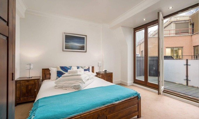 Lime Street Apartment | 5BG Top Floor Attic 1 BR sleeps 4 Balcony Aircon